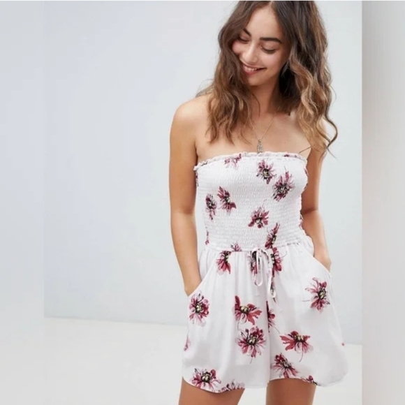 Anthropologie Band Of Gypsies Sweet floral boho romper w pockets & beach vibe - Picture 1 of 7